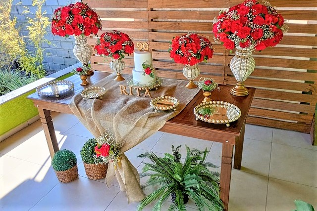 Decoração de Aniversário Rústica Adulto com Flores Vermelhas