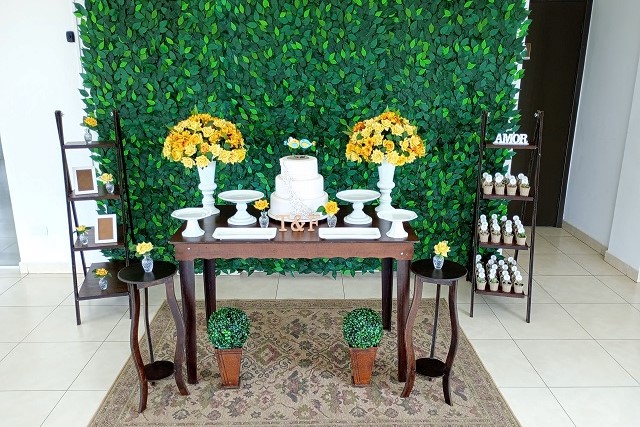 Decoração de Casamento Rústica com Vasos Brancos e Flores Amarelas