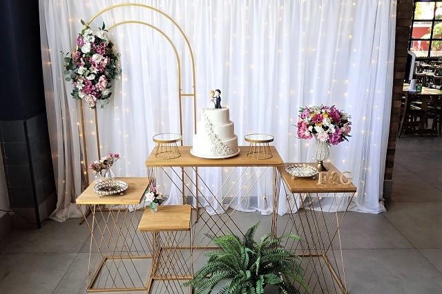 Decoração de Casamento com Mesas Aramadas Douradas