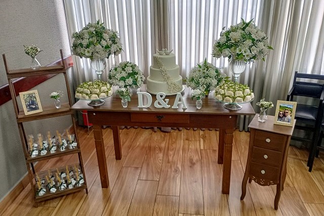 Decoração de Casamento Mesa do Bolo Rústica com Flores Brancas