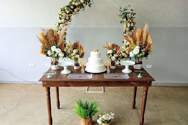 Decoração de Casamento Estilo Boho com Arco de Flores