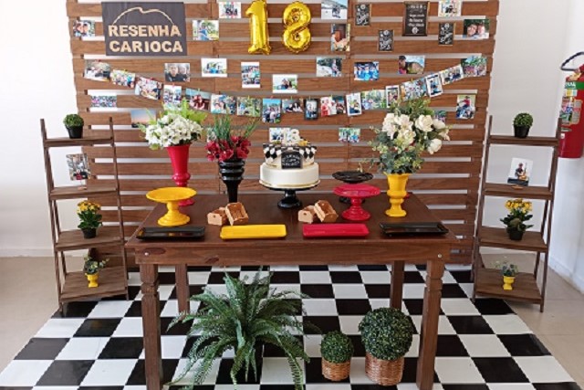 Decoração de Festa Resenha Carioca com Painel de Pallet