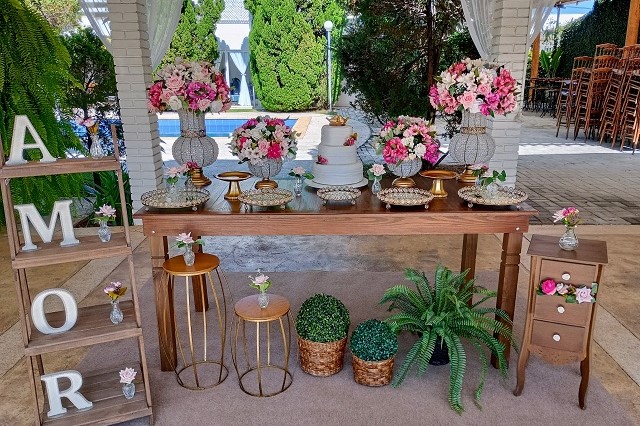 Decoração de Casamento Rústica com Flores Artificiais